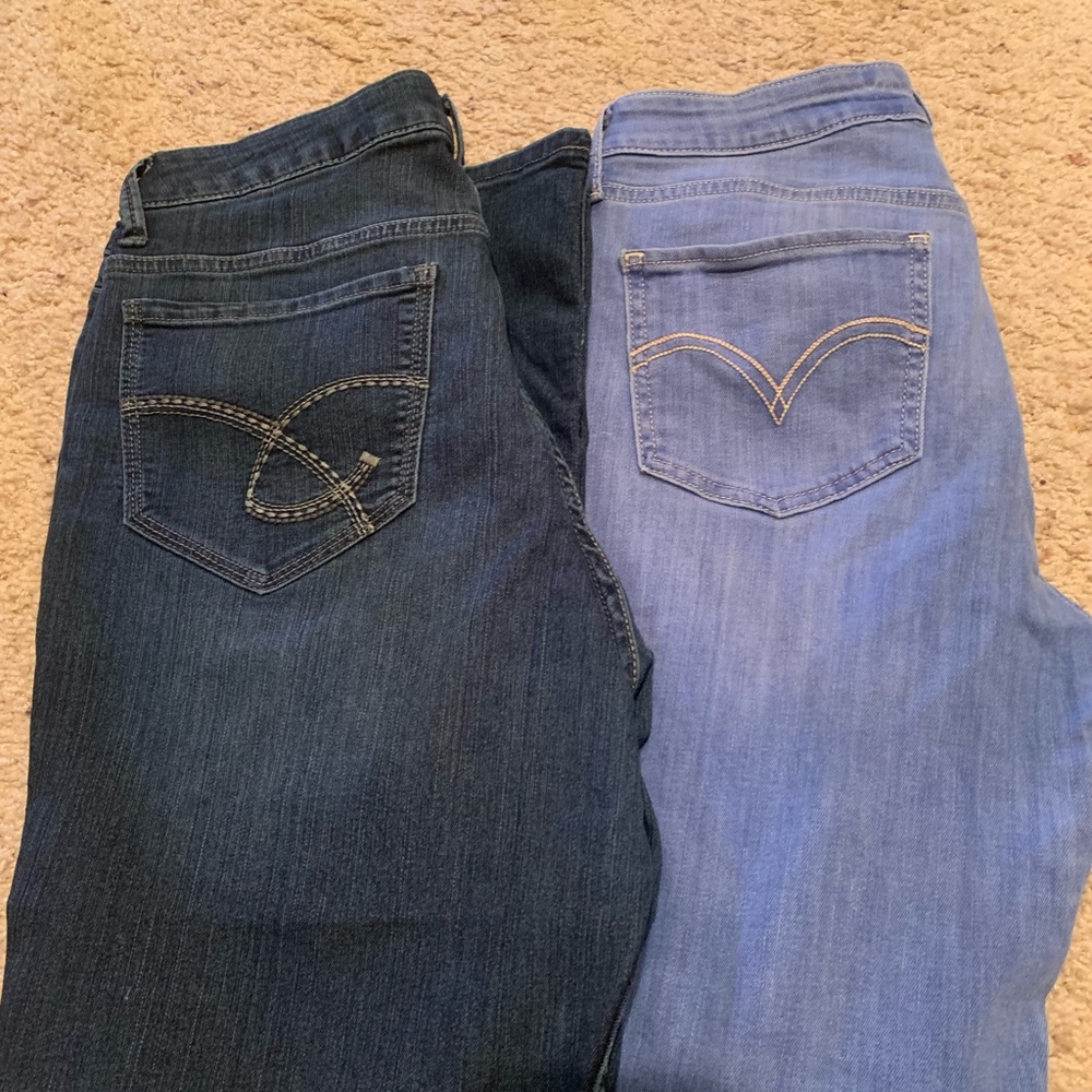 Lot of 2 Woman’s Jeans 👖 (Levi’s 32/30 & Raiders Lee 14P)
